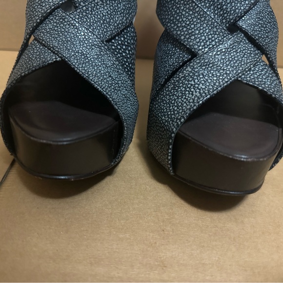 BCBG Maxazria Platform Heels - Picture 2 of 8